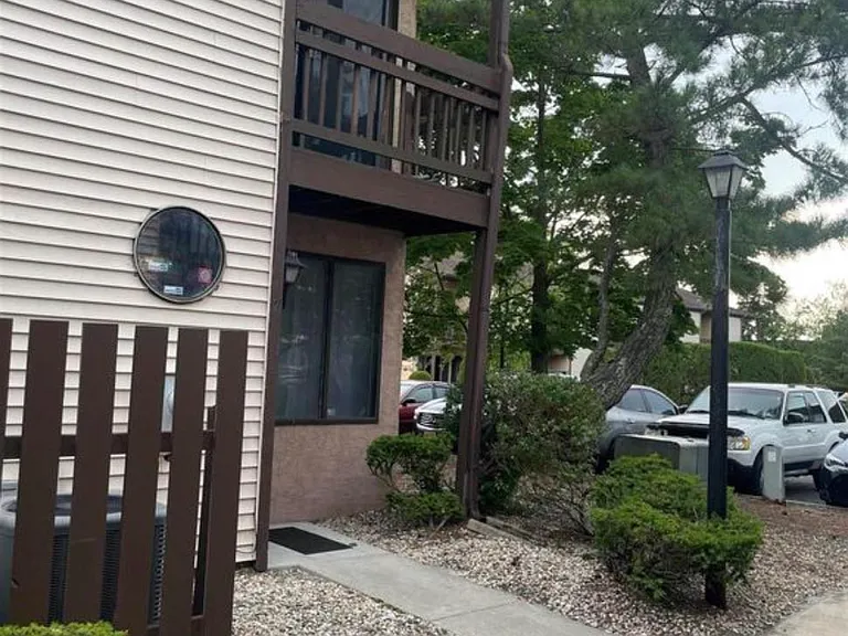 207 Newtowne Sq — Photo 5