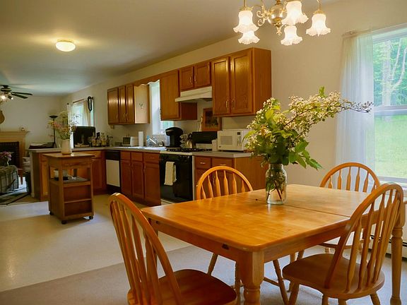 4th image of 206 Maple Ln