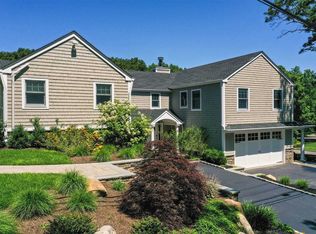 4 Narcissus Ln, Northport, NY 11768