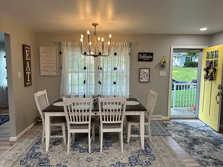 1040 Tulip Ln — Photo 6