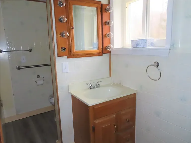 10 Boss Ave — Photo 2