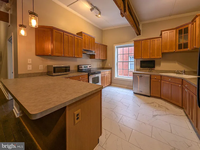 112 E Cameron St — Photo 4