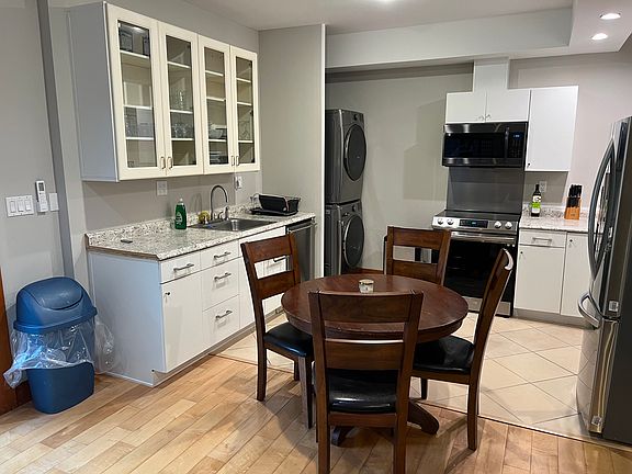 Full kitchen/dining area