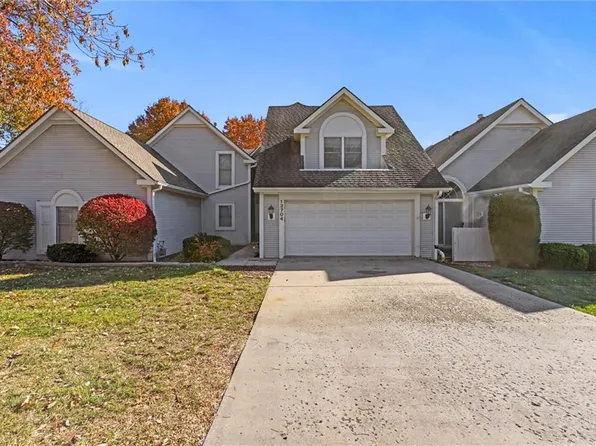 13704 Pembroke Cir, Leawood, KS 66224