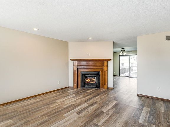 3rd image of 1714 E Evergreen Ct