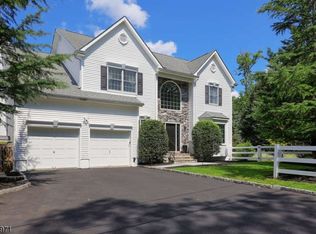 207 3rd St, Green Brook, NJ 08812