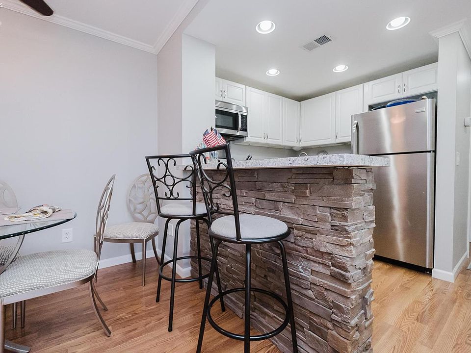 1st image of 118 W Clinton Reef Dr #118