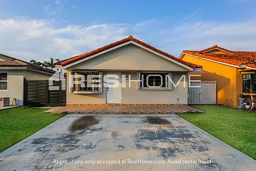 8905 NW 114th Ter Photo 1