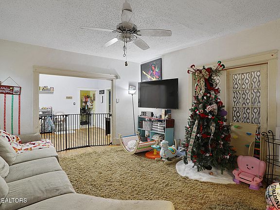 4th image of 3115 Woodbine Ave