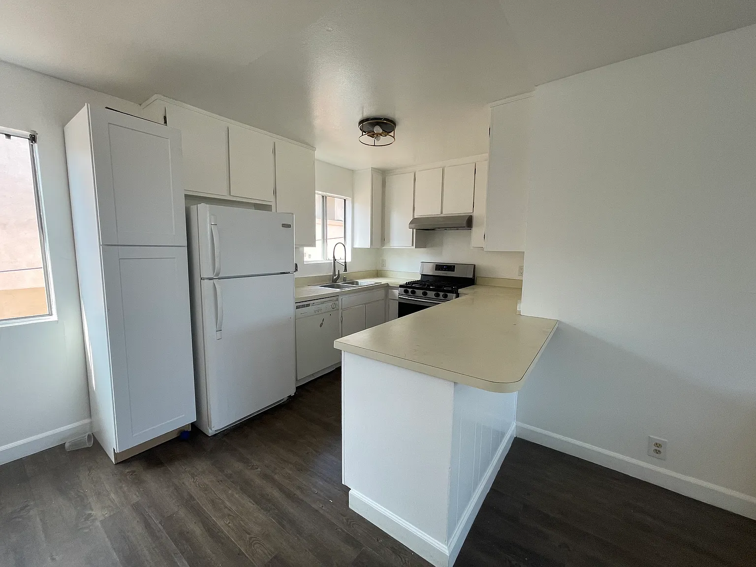 2 bed, 750 sqft, $2,850 — Photo 2