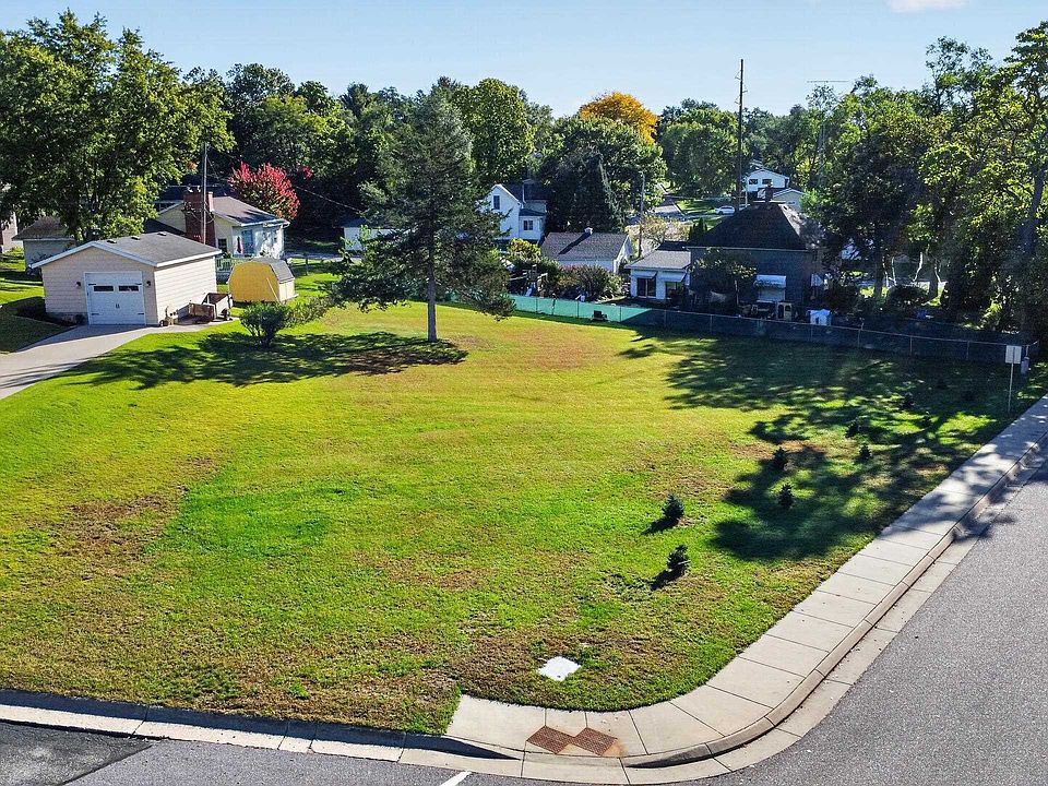 1st image of 302 Bluffview Ct