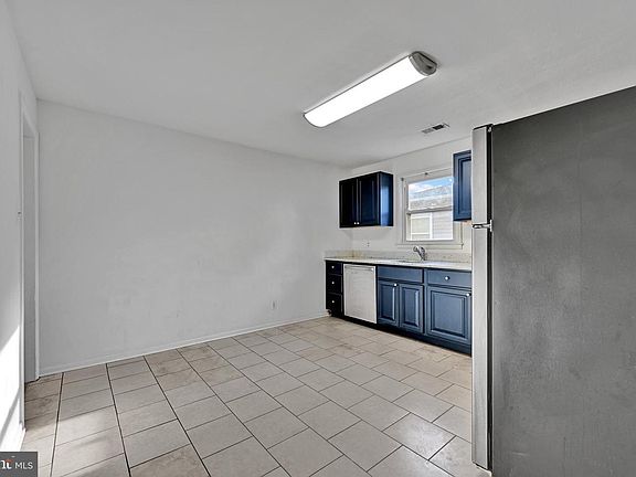 3rd image of 811 E Seagrove Rd APT B
