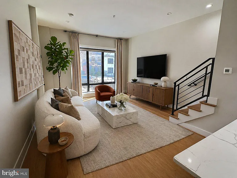 1420 Staples St NE #1 — Photo 5