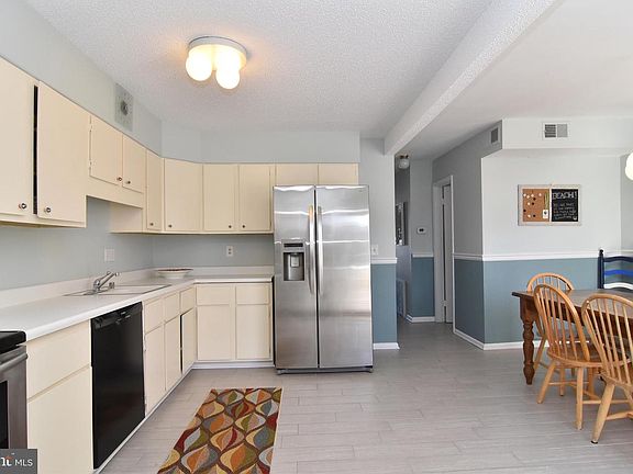 5th image of 24 Dickinson Ave #8B