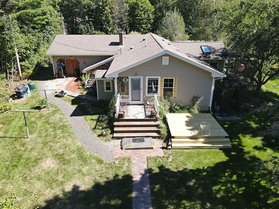 Outdoor pvt deck & shared yard space