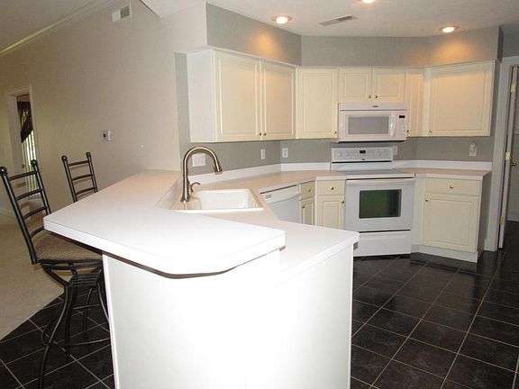 5th image of 109 Oxford Dr APT 2