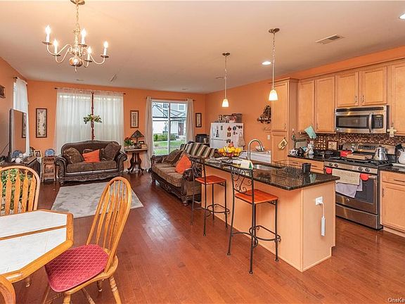 4th image of 34 Fieldstone Dr