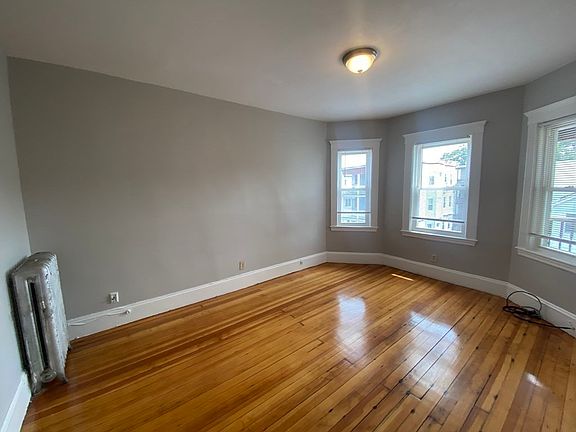 4th image of 35 Wilcock St