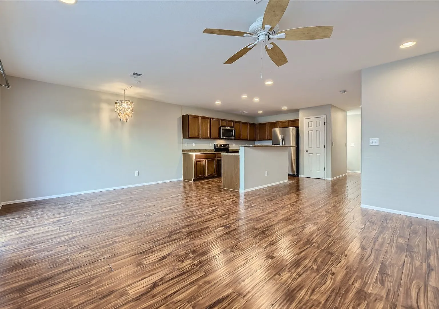 Bright 3 Bed, 3 Bath in Green Valley Ranch — Photo 4