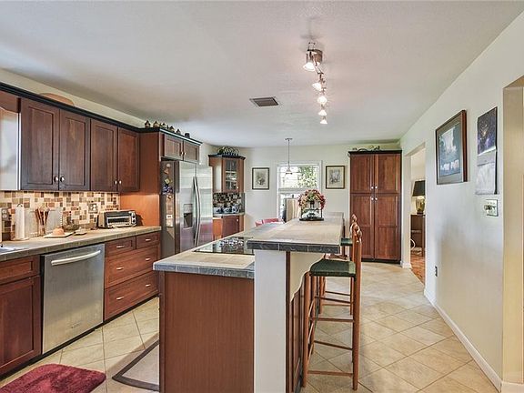 4th image of 2502 Country Ln