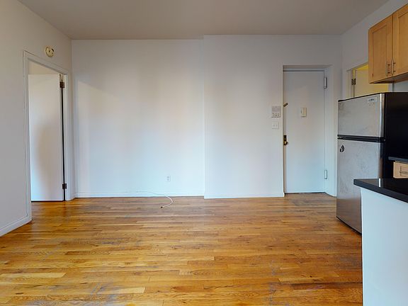 3rd image of 307 E 77th St APT 3C