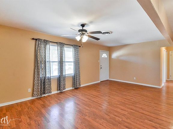 3rd image of 3869 Wilshire Dr