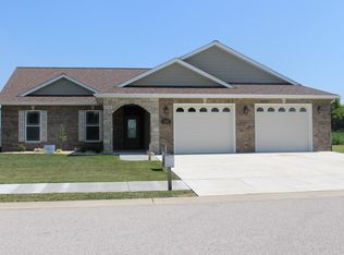 2732 Pineview Dr, Highland, IL 62249