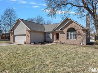 17585 Ivy Dr, Petersburg, IL 62675