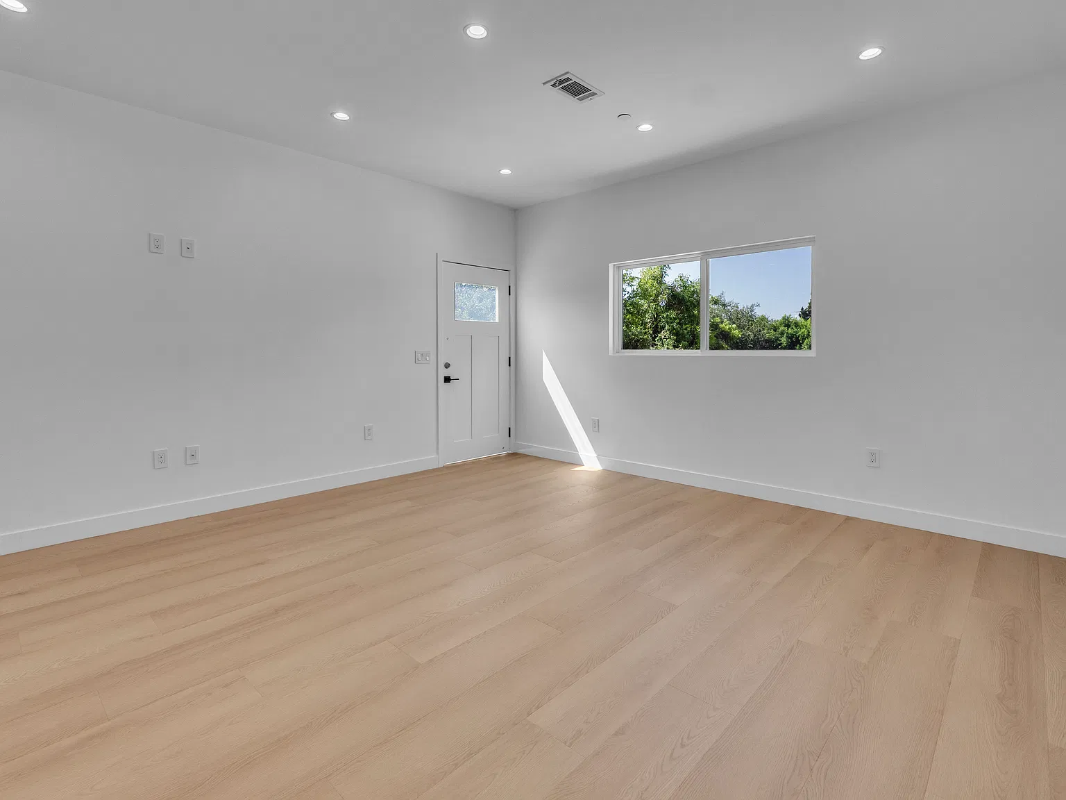 2 bed, 855 sqft, $3,150 — Photo 3