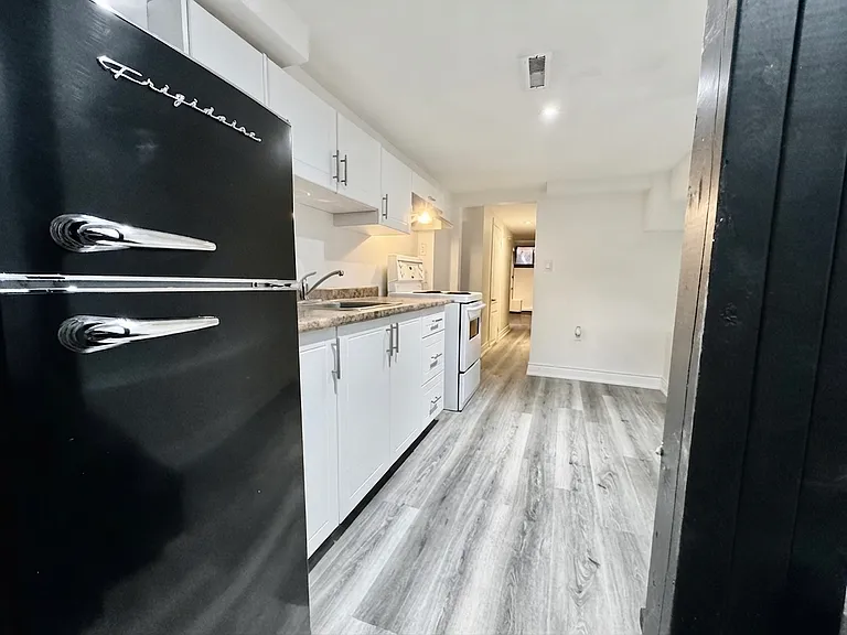 909 Palmerston Ave #LOWER — Photo 5