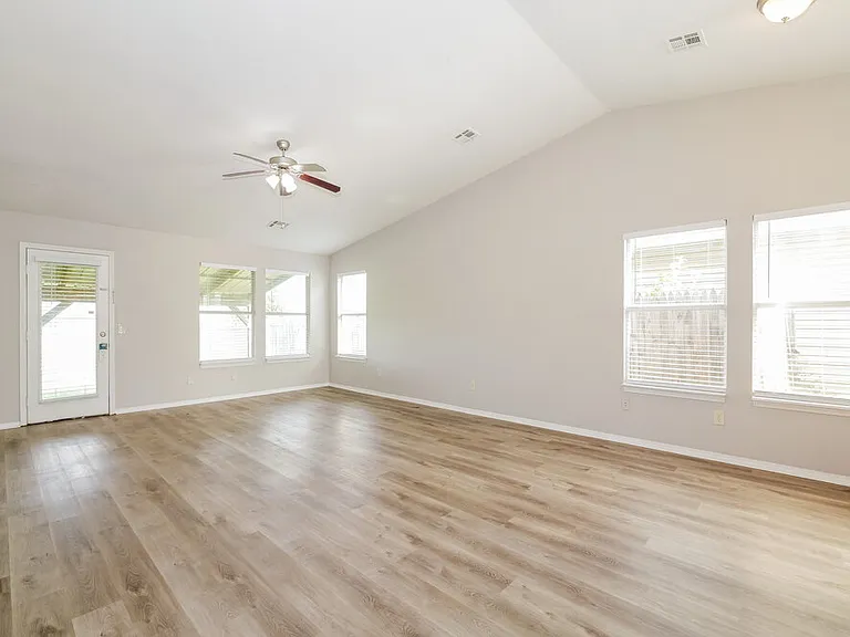 1101 Edinburg Dr — Photo 4
