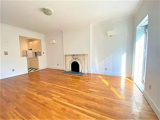 2nd image of 149 E 61st St APT 4B