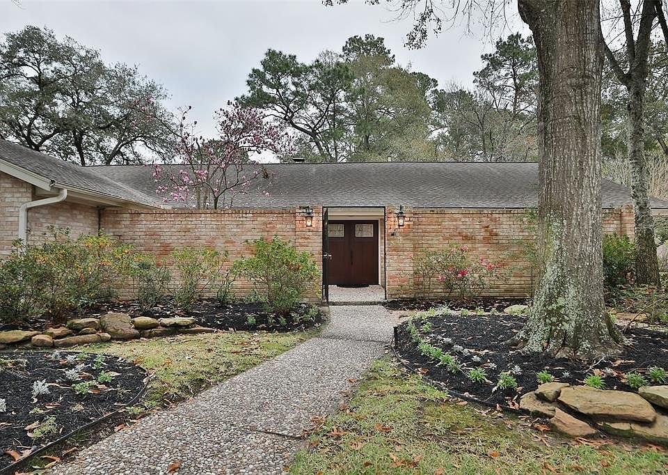 Fabulous 1 story 4 bedroom, 3.5 bath home in Huntwick Forest with a pool, outdoor kitchen and located at the end of quiet cul de sac