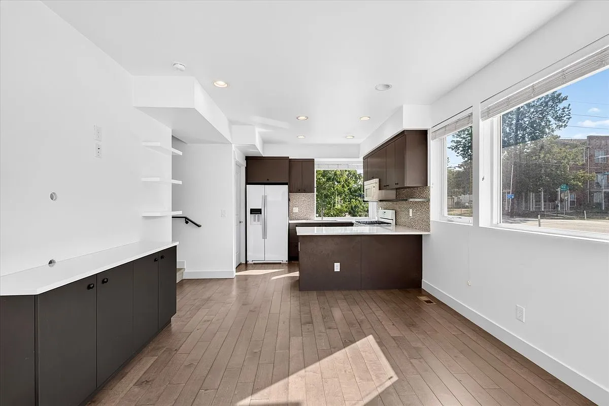2 bed, 1117 sqft, $3,300 — Photo 4