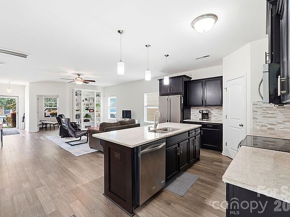 4th image of 1116 Bannockburn Ave