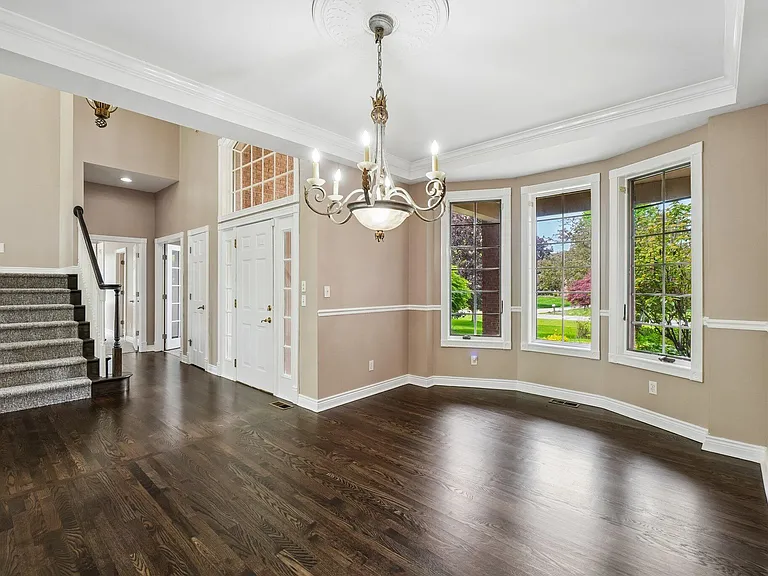 1819 Brookview Dr — Photo 4
