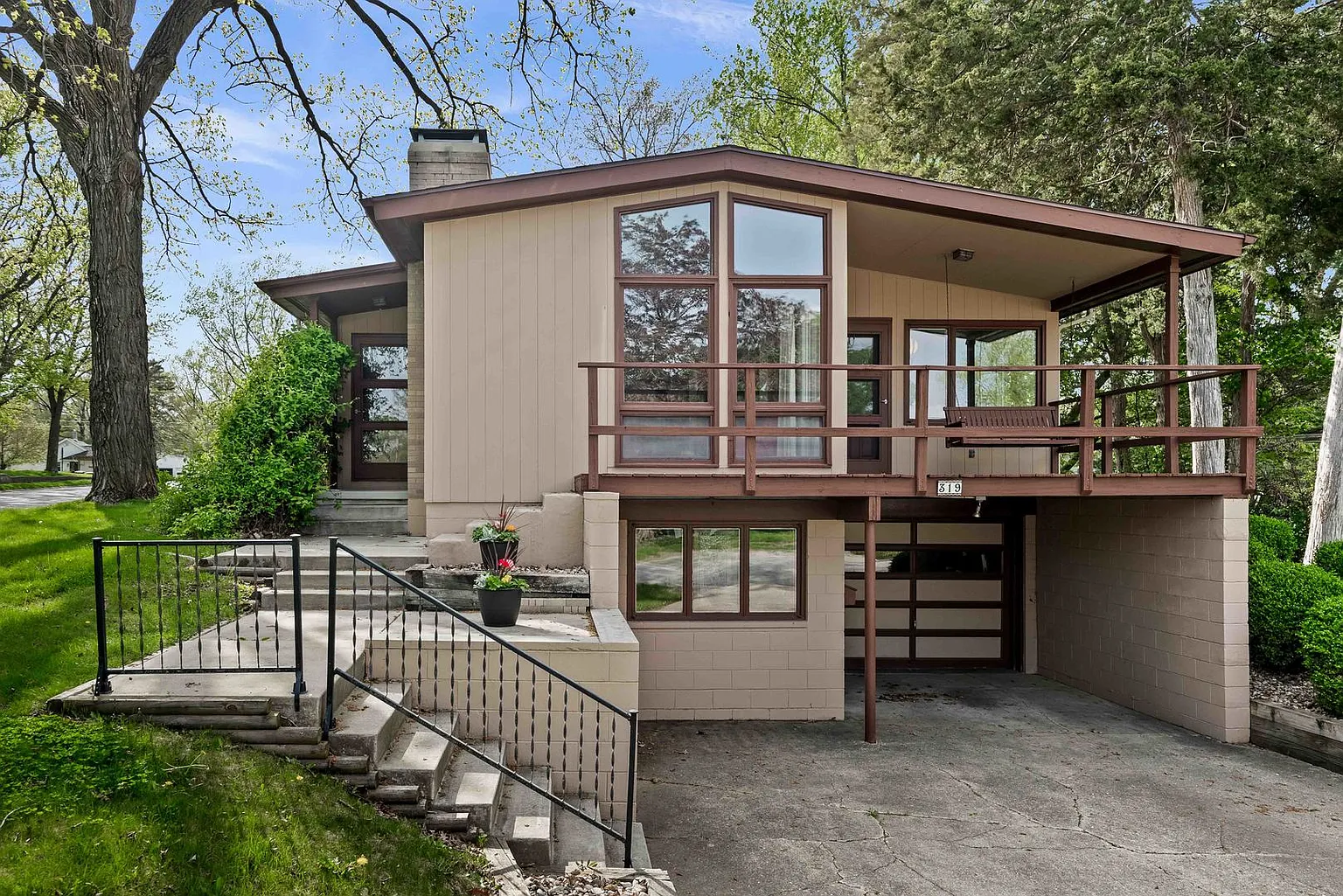 319 Margaret Ave photo 1