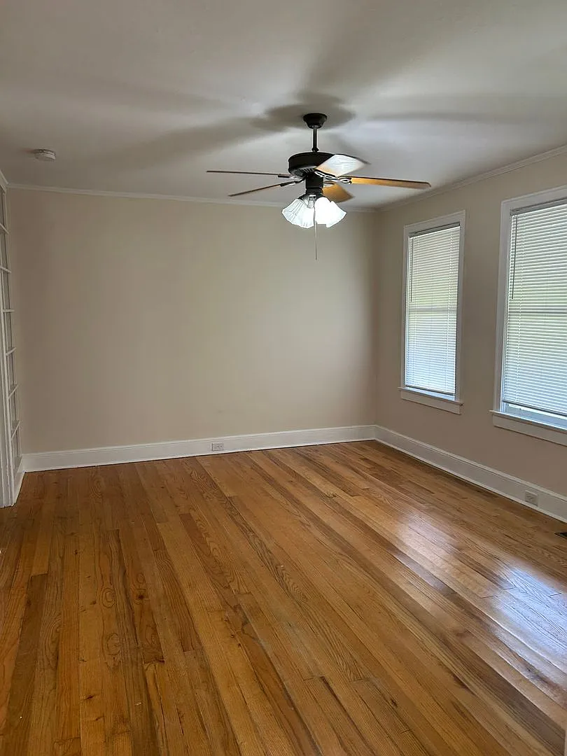 2 Bedroom House off of Rosewood Available Now — Photo 4