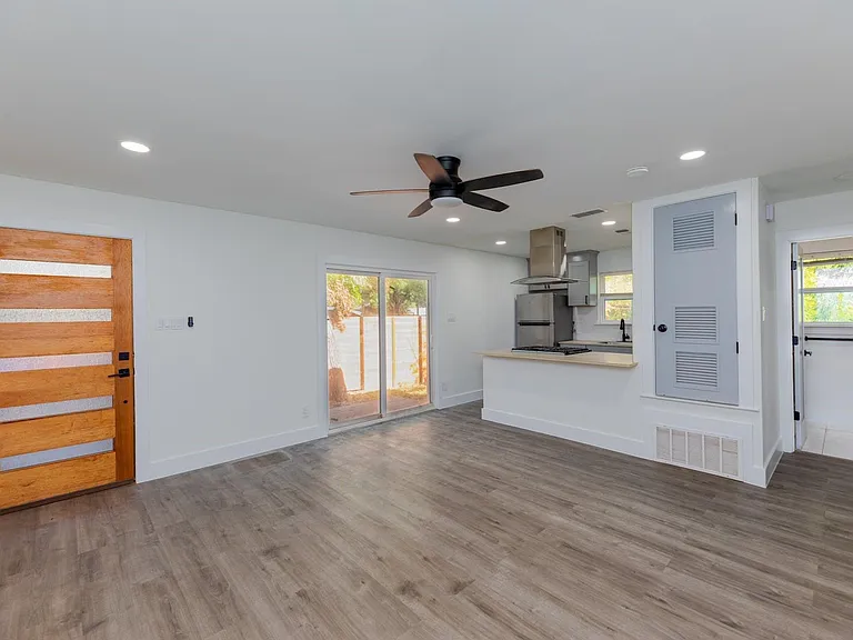 8405 Georgian Dr — Photo 7