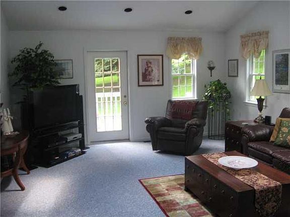 3rd image of 49 Boxwood Ln