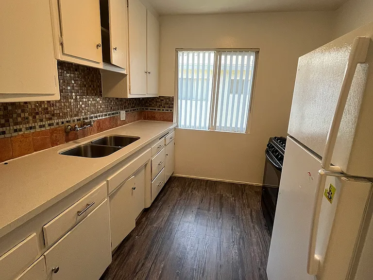14612 Wyandotte St #9 — Photo 16