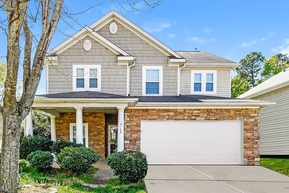 3 bed, 2.5 bath, 1920 sqft, $2,240 — Photo 1