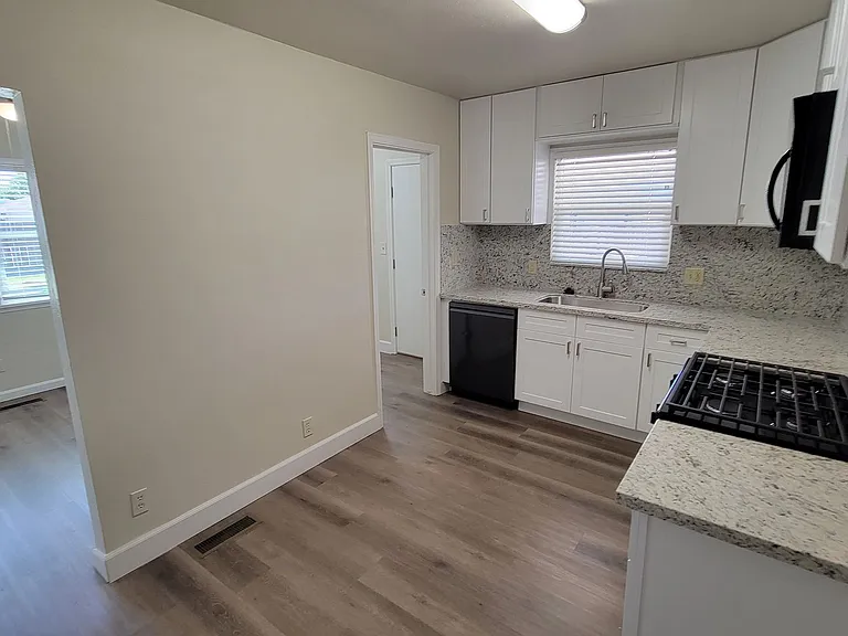 1251 Sunrise Ave — Photo 11