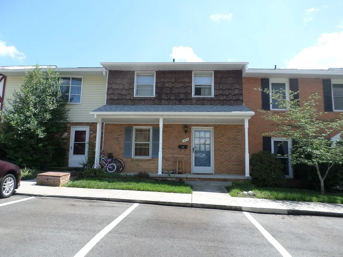 3 Bedroom 1 full and 2 Half Bath Townhouse — Photo 2