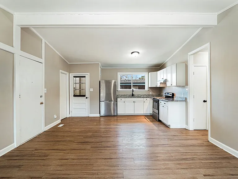 511 Saunders Pl #B — Photo 2