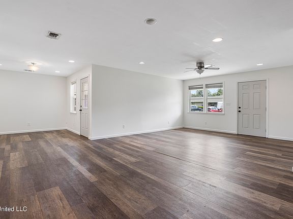 3rd image of 6 Leisha Dr