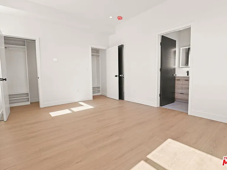 2135 S Longwood Ave #1/2 — Photo 9