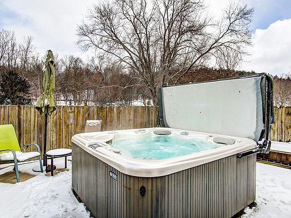 4th image of 70 Fern Hill Dr