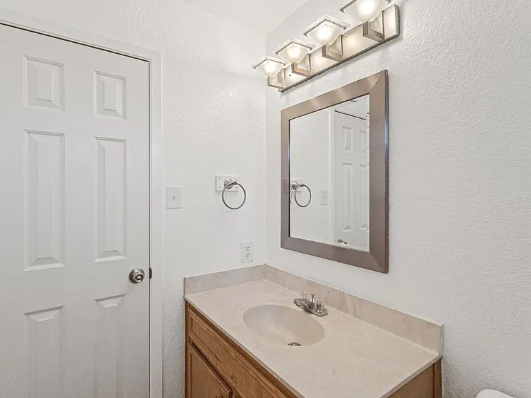 2410 Royal Crest Cir — Photo 16
