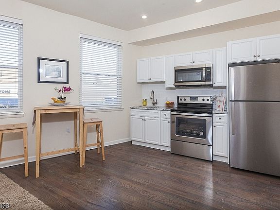 3rd image of 574 Bloomfield Ave #1